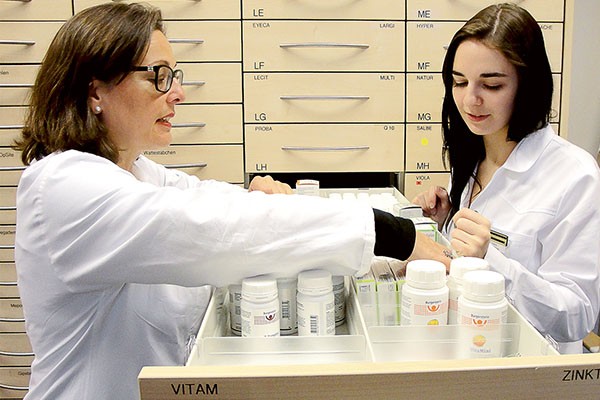 Syna fordert höhere Löhne für Pharma-Assistentinnen und -Assistenten