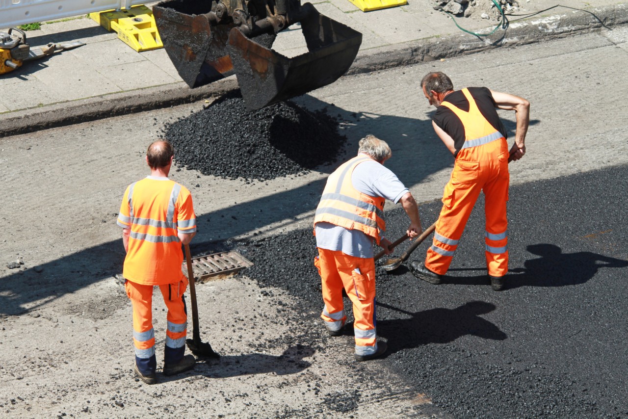 Strassenbau: Sind lange Hosen im Sommer sinnvoll oder gar ungesund?