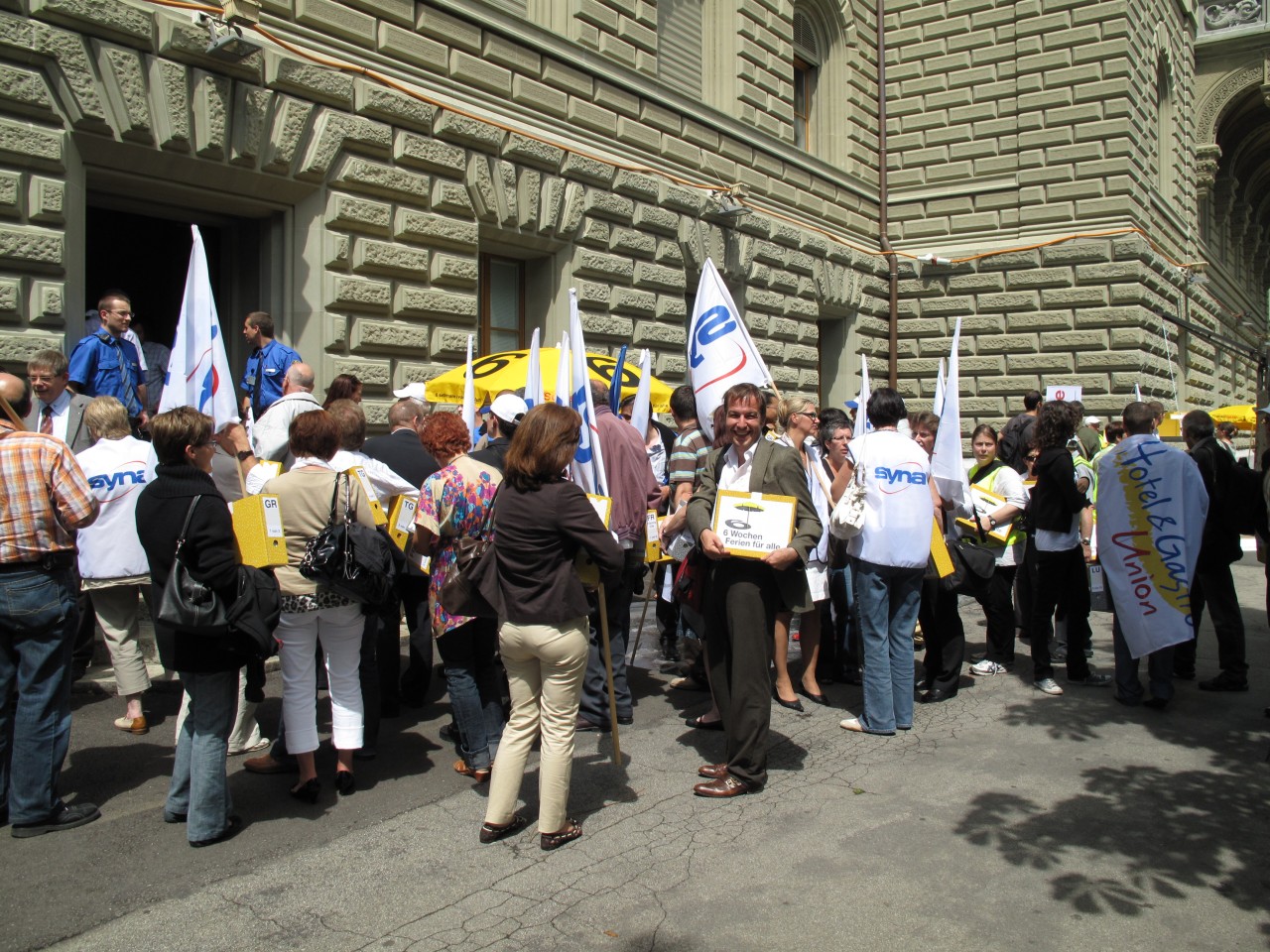 Im Juni 2009 wurde die Initiative «6 Wochen Ferien für alle» in Bern eingereicht.