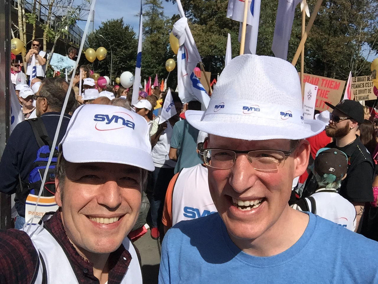 Adrian Wüthrich (à droite) avec Arno Kerst à la manif égalité salariale à Berne