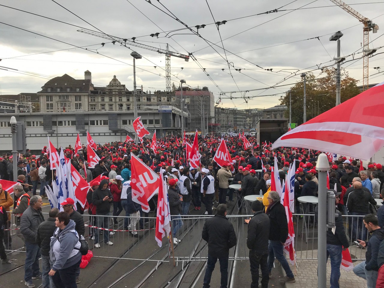 Tausende Bauleute setzen einen starken Schlusspunkt ihres Protestes: Sie blockieren die Zürcher Bahnhofbrücke mit einem «Bauarbeiterzmittag»