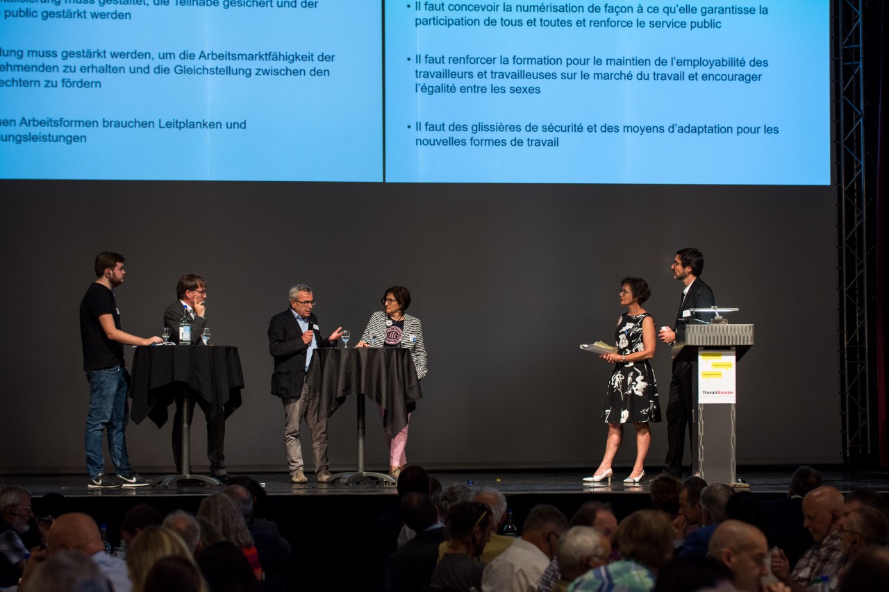 Les participants à la table-ronde (de gauche): Ivo Eichelberger, co-président Jeunesse.Suisse, Arno Kerst, président Syna, Renato Ricciardi, secrétaire cantonal OCST, Carole Furrer, présidente SCIV, Valérie Borioli-Sandoz, Travail.Suisse et Gabriel Fischer, Travail.Suisse