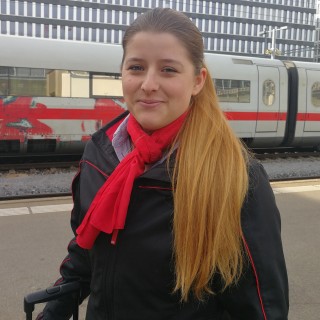 Jeanine, assistente de comboios para passageiros