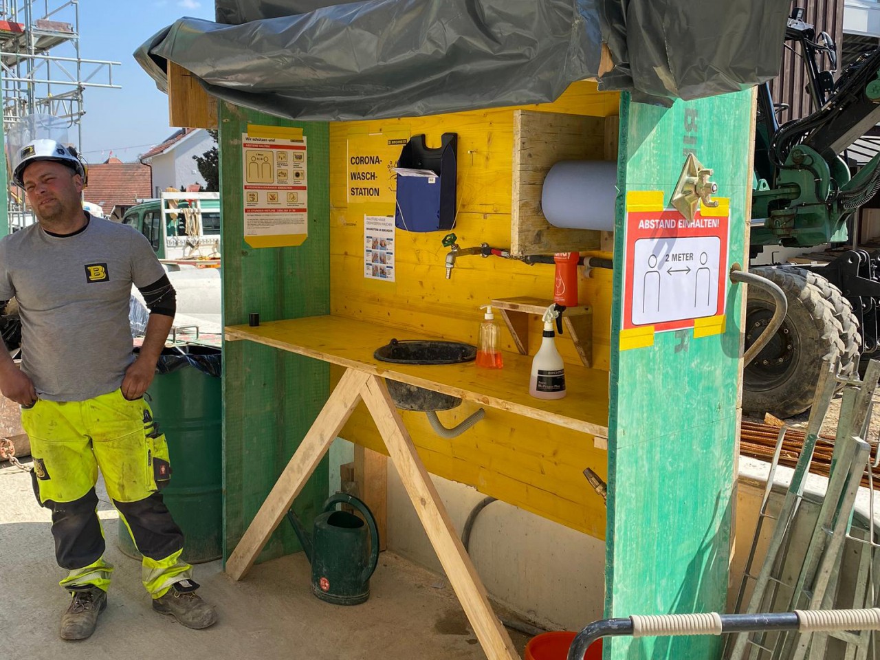 Innovativ: eine Waschstation aus Schaltafeln, mit einem Maurerkessel als Lavabo und einem Einwegtuchspender