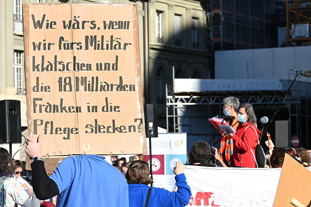 "Wie wärs, wenn wir fürs Militär klatschen und die 18 Milliarden Franken in die Pflege stecken?"
