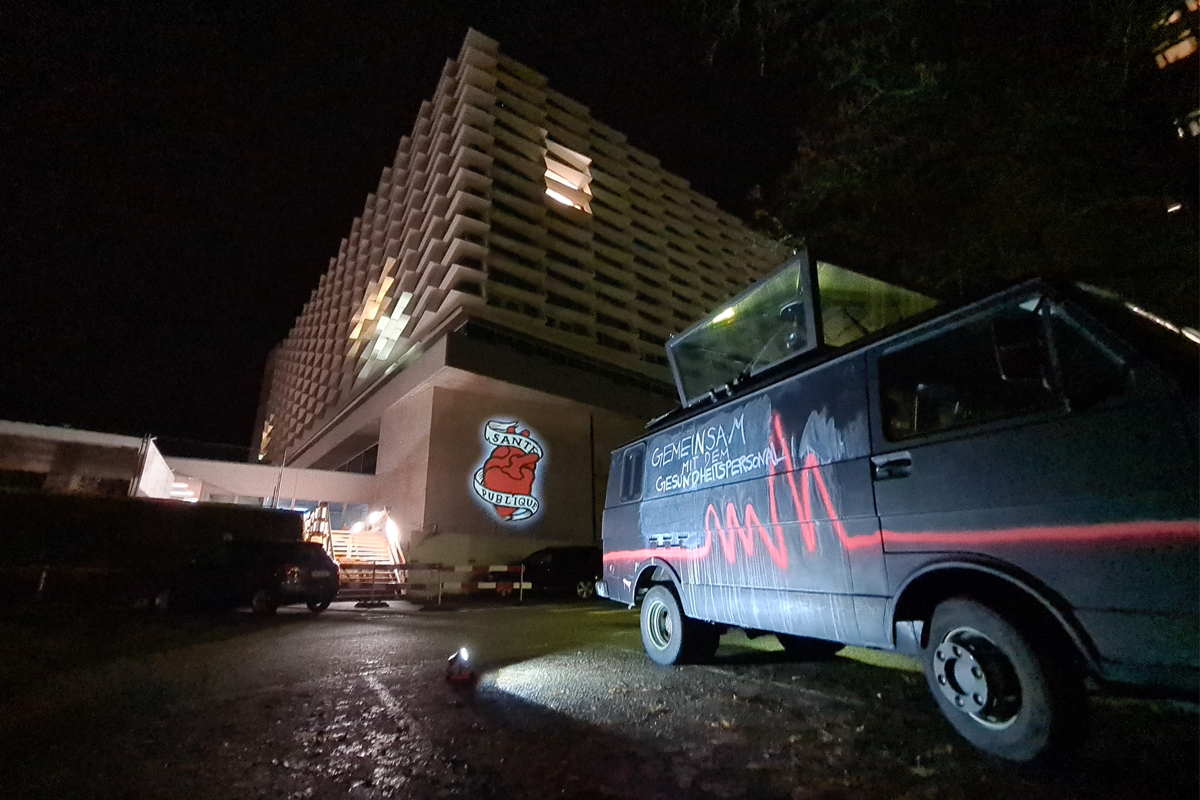 In Aarau und Solothurn brachten die Gewerkschaften unsere Forderungen auf kreative Weise ins (oder besser: ans) Spital.