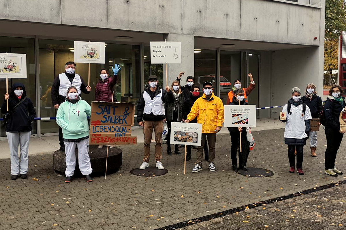 Spalierstehen für die Kantonsrät/-innen in Zug. Ob die Botschaft nun endlich angekommen ist?!