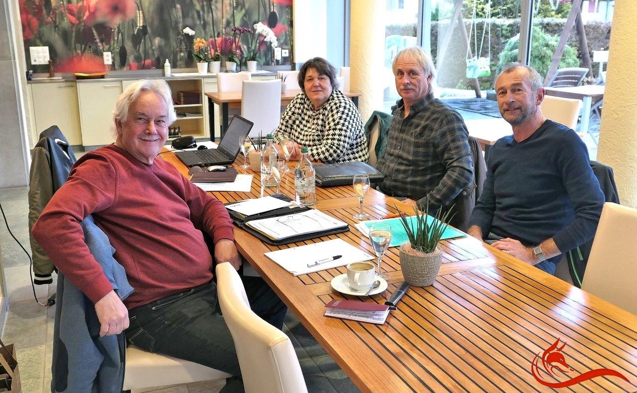 Sie diskutierten und kamen zu Entscheidungen: (v. l.) Sekretär Peter Jud, a.-i.-Präsidentin Agnes Wikart, Kassier Marco Faccin und Beisitzer Eggi Kälin.
