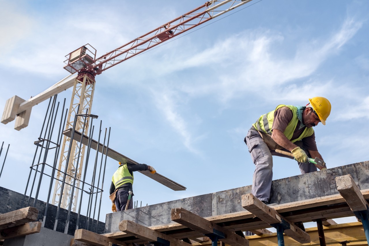 12 ore di lavoro al giorno mettono a rischio la salute e la vita familiare dei lavoratori edili
