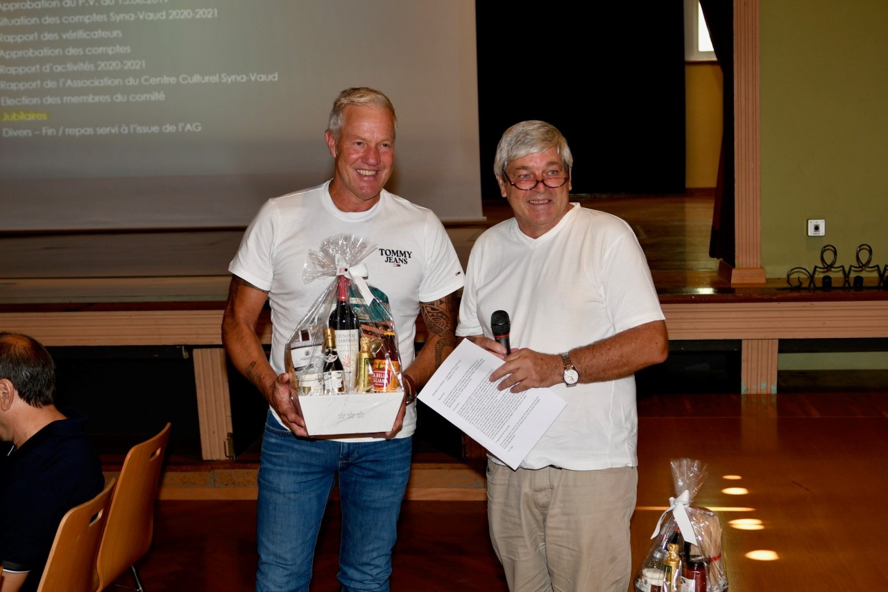 Daniel Humbert (à g.) 40 ans de sociétariat et vice-président de SYNA- VAUD, et Thierry Lambelet (à d.), lors de l’assemblée générale de Syna Vaud.