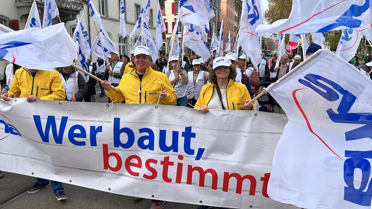 La protesta dei lavoratori edili raggiunge la sede principale della Società degli impresari costruttori a Zurigo