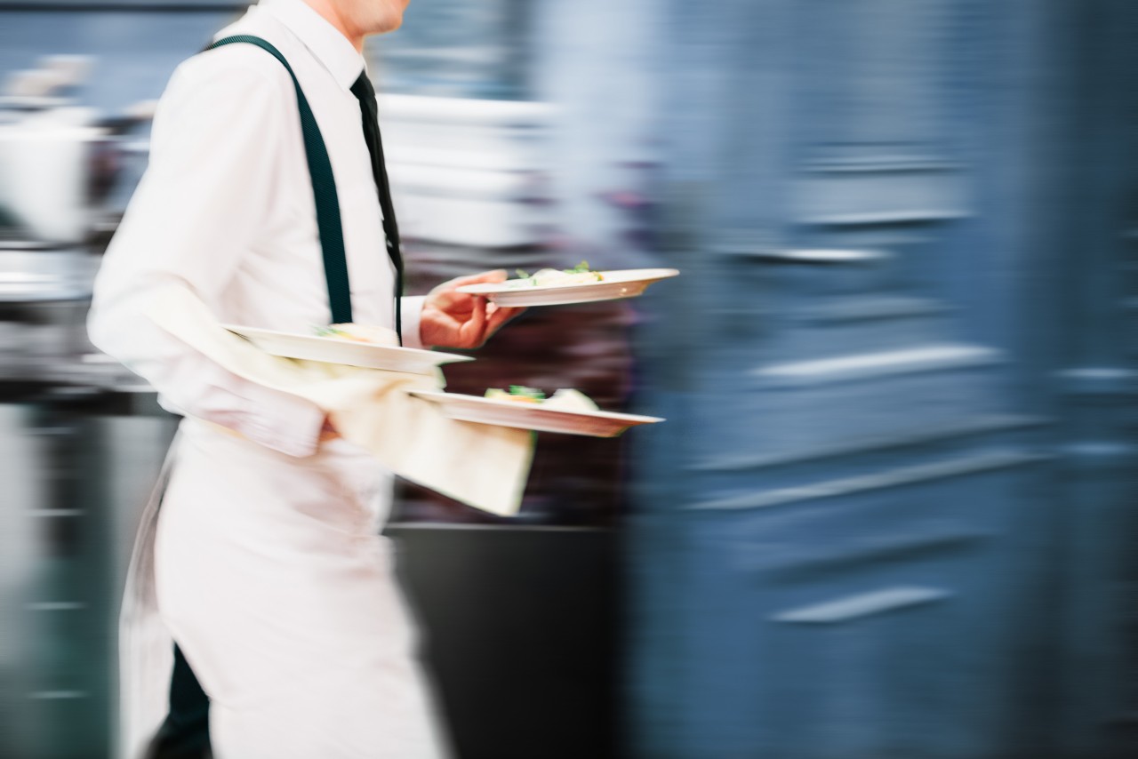 Sozialpartner im Gastgewerbe vereinbaren Neuverhandlungen für den L-GAV und einigen sich auf Mindestlöhne für 2026/27
