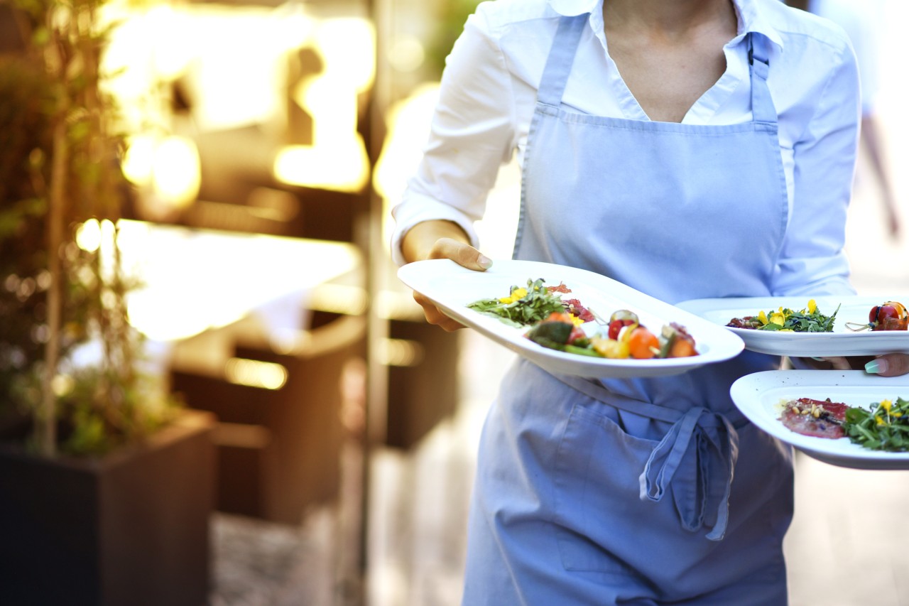 Industria alberghiera e della ristorazione: le parti sociali rendono noti i salari minimi definitivi per il 2024