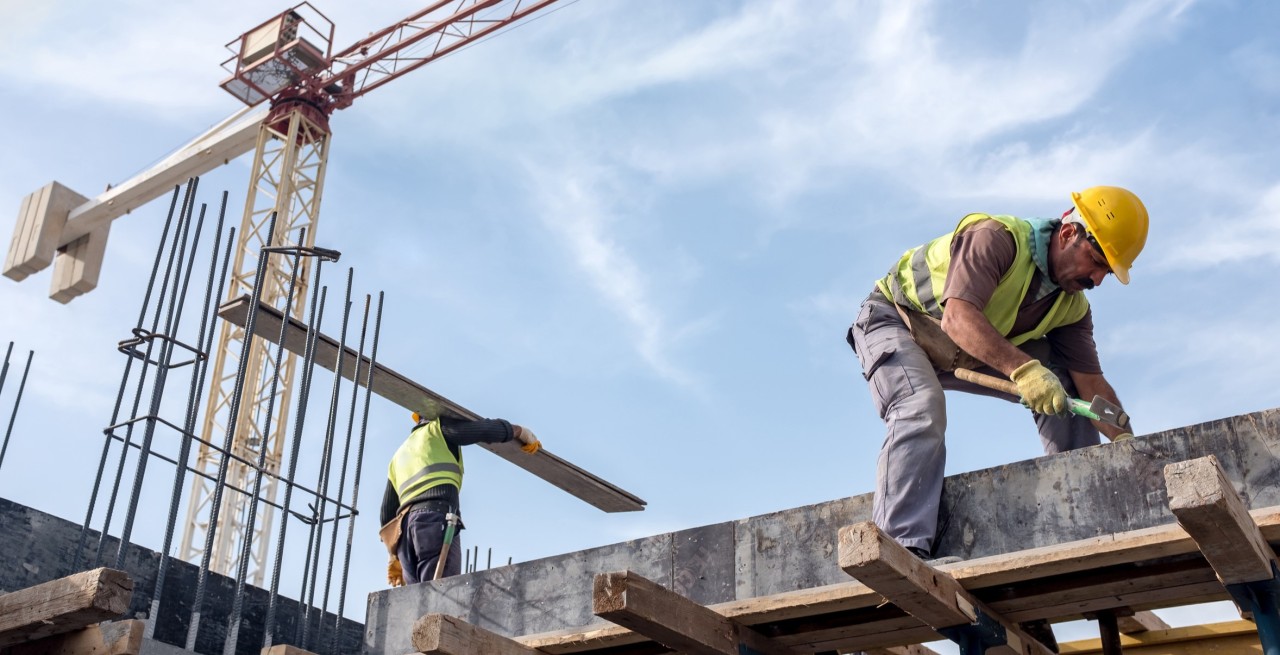 Baumeisterverband will, dass Bauarbeiter zweimal zahlen: Verantwortungsloser Frontalangriff der SBV-Führung auf die Sozialpartnerschaft