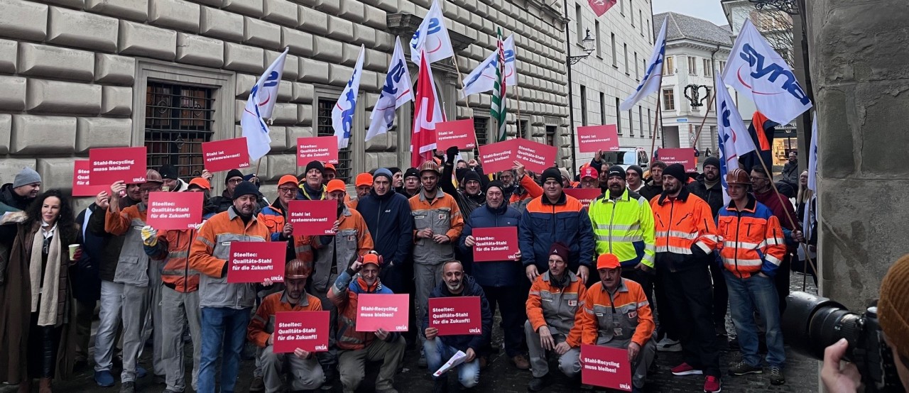 Les sidérurgistes d'Emmenbrücke manifestent devant le Conseil cantonal de Lucerne