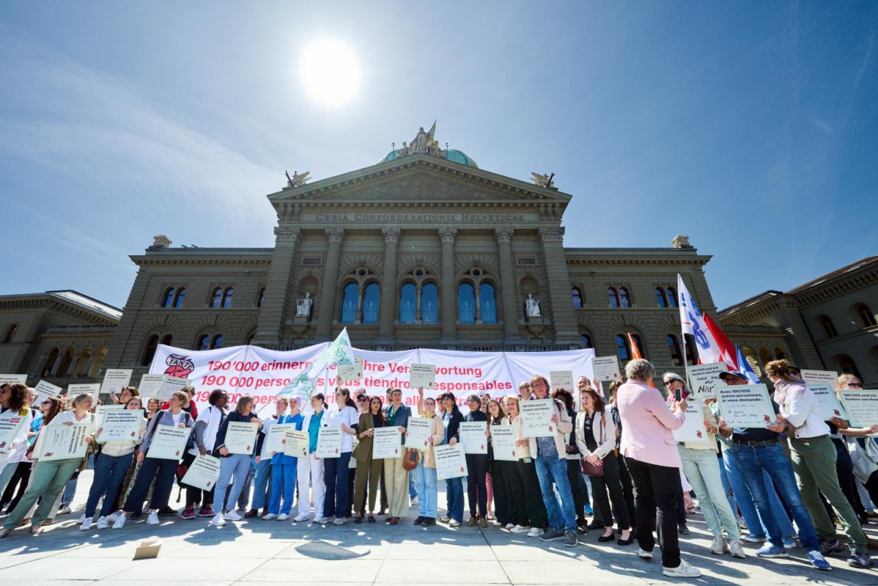 Pflegende reichen dringenden Appell mit einer Aktion beim Nationalrat ein - Umsetzung Pflegeinitiative: 190'000 Personen erinnern Politiker:innen an ihre Verantwortung