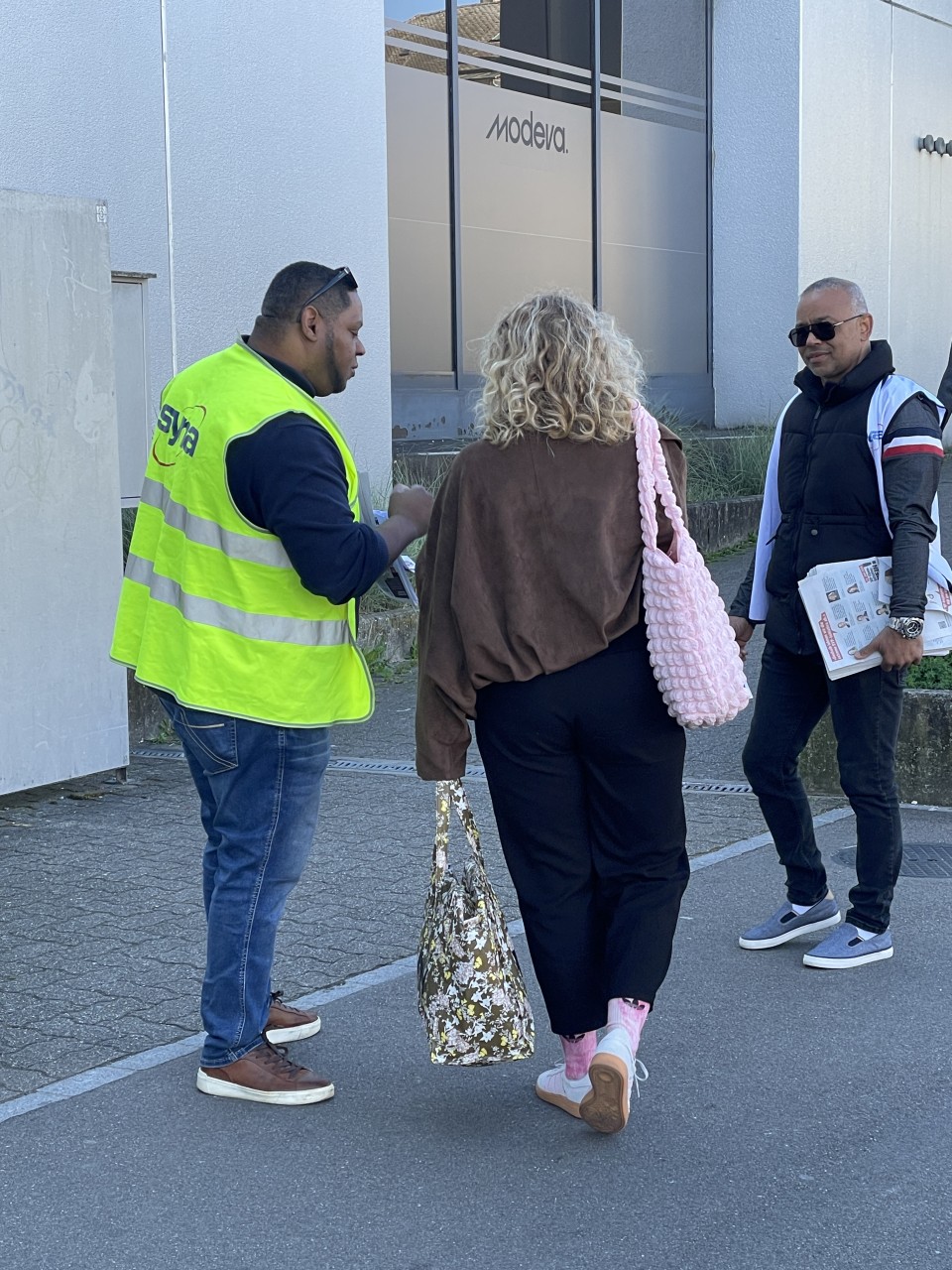 Mitarbeiter der syna beim Flyern