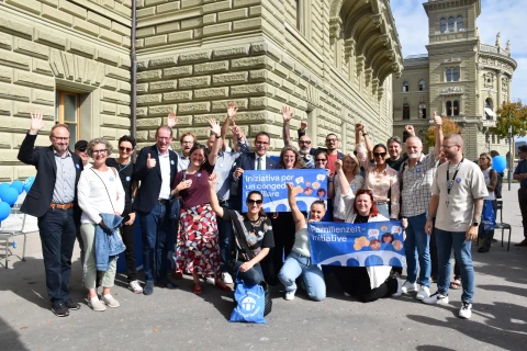 «Eine Investition, die sich lohnt!» – Überparteiliche Allianz reicht 137'000 Unterschriften für Familienzeit-Initiative ein