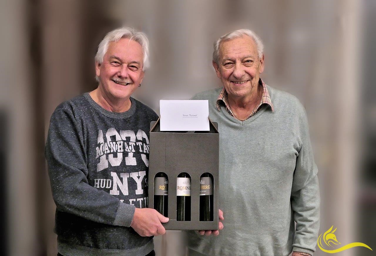 Flüssiges für den Jubilar: Höfe/Print-Sekretär Peter Jud übergibt dem Jubilar Hans Besmer (rechts) drei Flaschen guten Tropfens.