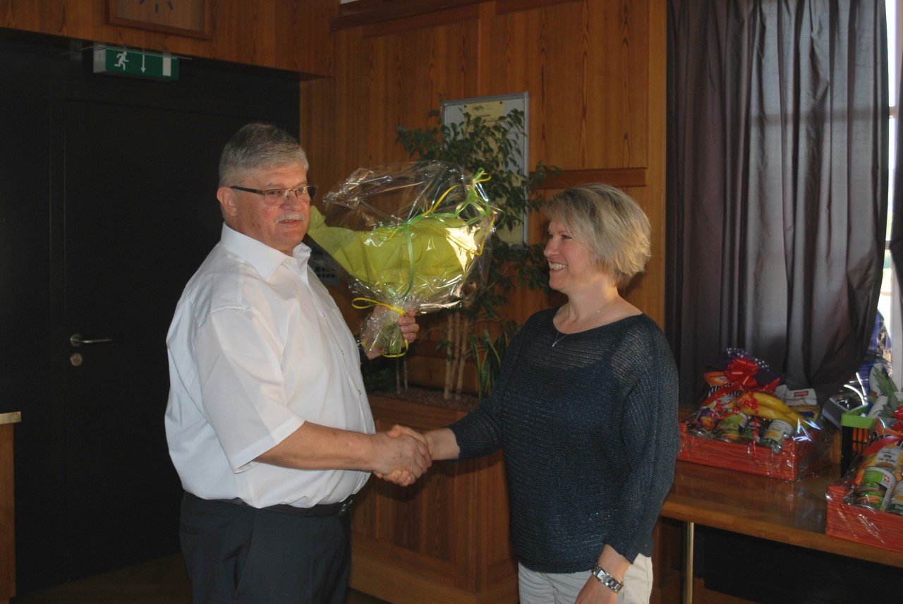 Primo Facci gratuliert der neuen Präsidentin Irene Hauser mit einem Blumenstrauss.DSC_0014