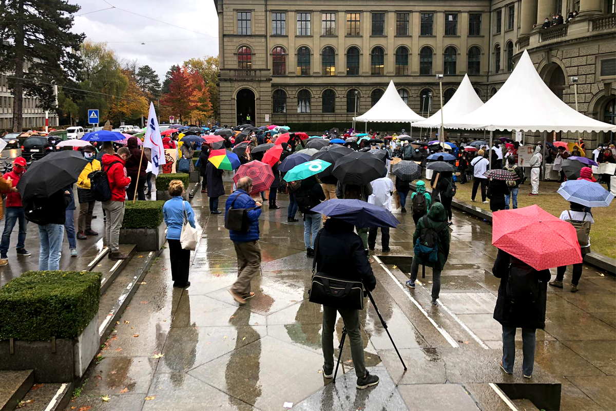 Auch in Zürich trotzt das Gesundheitspersonal dem Regen und steht für bessere Arbeitsbedingungen ein.
