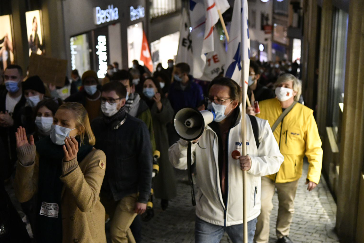 "Du fric, du fric, pour la santé publique!" Demonstrationszug durch Lausanne